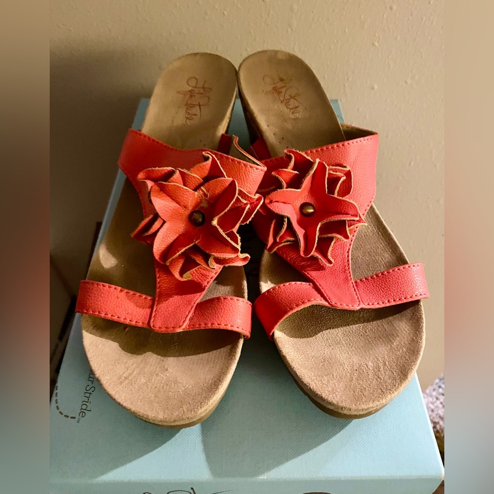 Life Stride Notice Nala Soft System Flower Accent 2.5" Wedge Sandals. Size 8W - Picture 2 of 5